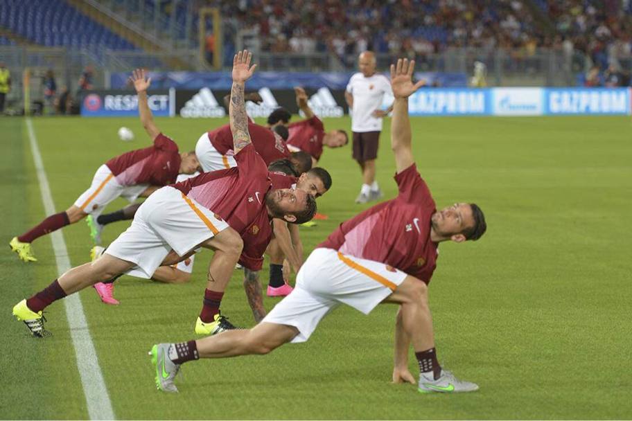 Il riscaldamento dei giocatori della Roma.
